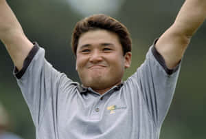 高爾夫球手高舉雙臂，露出燦爛笑容慶祝勝利。