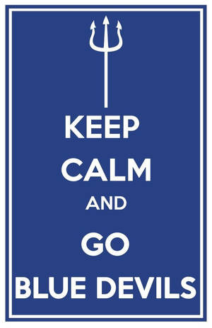 藍白相間的「Keep Calm and Go Blue Devils」運動隊海報，附有三叉戟。 — 藍色 壁紙