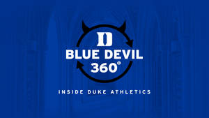 在藍色大教堂走廊背景上，帶有惡魔角和箭頭的 Duke Blue Devil 360 標誌。