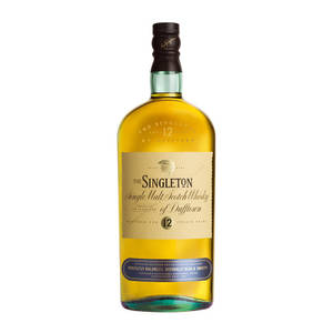 一瓶Singleton 12年單一麥芽蘇格蘭威士忌，金色液體和奶油色標籤。