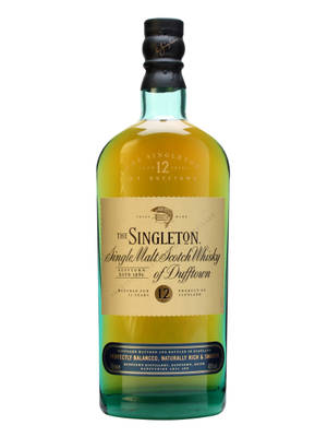 一瓶Singleton 12年單一麥芽蘇格蘭威士忌，金色液體配奶油色標籤。