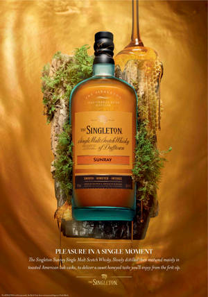 Singleton Sunray 威士忌酒瓶被苔蘚和蜂巢環繞，金色背景。