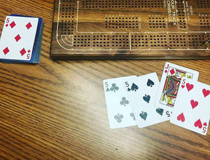 木桌上的克里比奇棋盤和撲克牌
