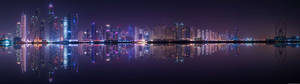 杜拜夜景，色彩繽紛的燈光倒映在水中。 — 夜景城市 壁紙