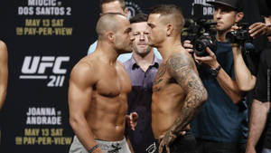 兩名男性MMA拳手在UFC磅重活動中互相凝視。