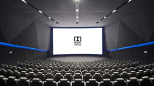 一排排空電影院座椅面向帶有藍色照明的 Dolby Cinema 螢幕。 — 黑白 壁紙