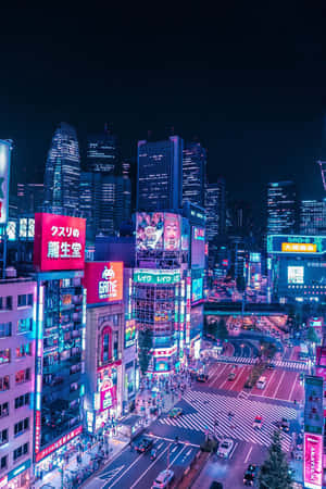 夜晚的東京城市景觀，閃爍的霓虹燈招牌和繁忙的街道。