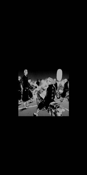 電單車手在夜間城市街道上的場景，伴隨著發光的燈光。
