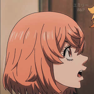 擁有蜜桃色頭髮和大眼睛的動漫女孩在側面顯得驚訝。