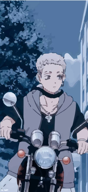 白髮的動漫男孩在藍色調的都市小巷中騎著電單車，時間是黃昏。