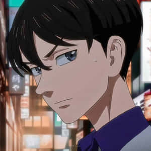 夜晚在霓虹燈照亮的城市小巷中，一個黑髮藍眼的動畫男孩。 — 日本武士 壁紙