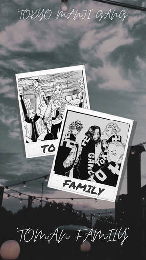 兩張傾斜的寶麗來照片，帶有動畫角色，標有Tokyo Manji Gang和Toman Family，背景是暮色天空和燈串。