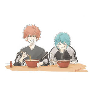 兩個動漫男孩吃拉麵，一個在笑，另一個看起來很惱火。