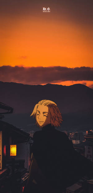 動漫角色在夕陽下微笑，背景是山脈和城市屋頂。