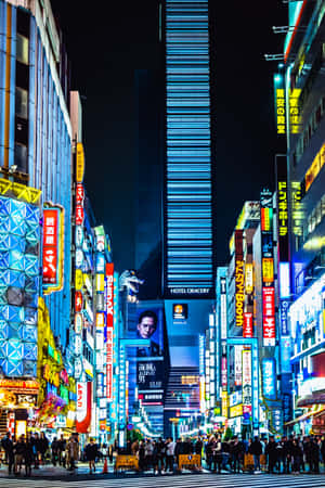 夜晚繁忙的東京街道，被鮮豔的霓虹燈招牌和高聳建築物照亮。 — POCO Pad X1 壁紙