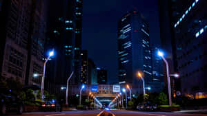 夜晚東京寧靜的街道，點亮的摩天大樓和路燈。 — 夜景城市 壁紙