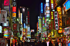 夜晚東京嘅霓虹燈街道，擠迫嘅行人路同發光嘅招牌。