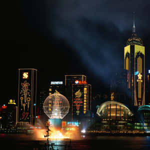 香港夜景，霓虹燈和水上煙火表演。