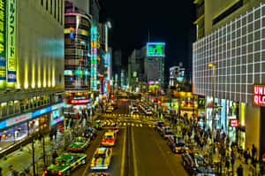 夜晚充滿活力的東京街道，霓虹燈和繁忙的交通。 — 道路 壁紙