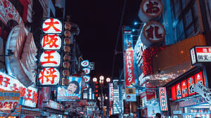 東京夜晚街道被色彩繽紛的霓虹燈和發光的廣告照亮。