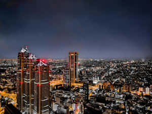 東京夜景，發光的摩天大樓與密集的城市燈光。