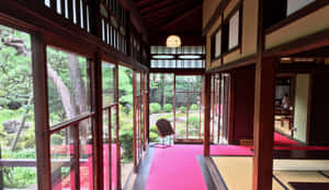 傳統日式木造走廊，鋪有紅地毯，可欣賞花園景色。
