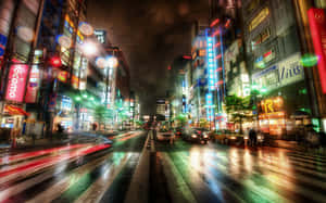 雨濕的東京街道，在夜晚閃爍著霓虹招牌和模糊的車燈。