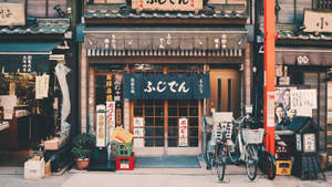 傳統日本店面，自行車停在外面陽光明媚的街道上。 — 復古 壁紙