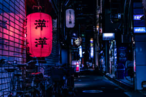 紅色燈籠照亮了一條狹窄的日本小巷，夜晚單車停放在路邊。 — 日本 壁紙