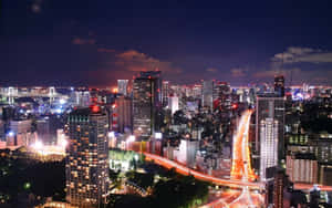 燈光明亮、道路繁忙的夜景城市。