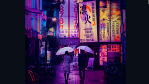 兩個人在雨夜霓虹燈閃爍的東京小巷中撐著白色雨傘行走。 — 日本 壁紙