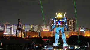 夜間在城市中發射綠色激光的巨大發光高達機械人雕像。