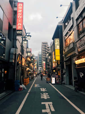 東京小巷，黃昏時分，閃爍的霓虹燈招牌和潮濕的路面。 — 2048x2732 壁紙