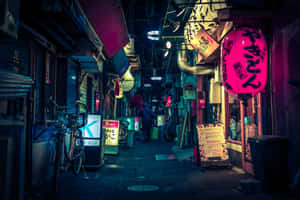 一條狹窄的日本小巷，夜晚被色彩繽紛的霓虹招牌和一個粉紅色燈籠照亮。 — 日本 壁紙