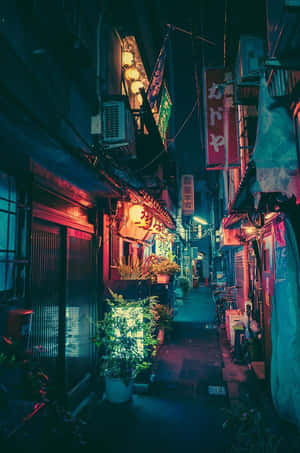 狹窄的日本小巷，夜晚閃爍著霓虹燈和懸掛的燈籠。