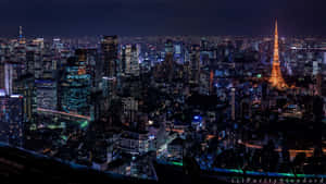 東京夜景，閃爍的摩天大樓和標誌性的東京塔。