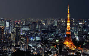 東京塔在夜間亮起，背景是城市燈光。