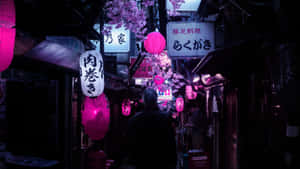 一個人在夜晚穿過狹窄的日本小巷，在粉紅色燈籠和櫻花下行走。