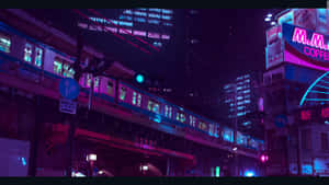 霓虹燈照亮的火車在夜間穿過繁忙的城市街道，伴隨著發光的招牌和摩天大樓。 — 日本 壁紙