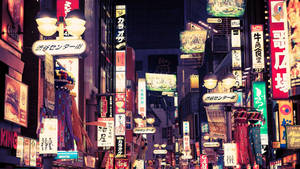 夜晚的東京小巷，被發光的霓虹燈招牌和燈籠照亮。