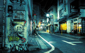 東京夜晚佈滿塗鴉的後巷，帶有骷髏壁畫和霓虹燈。