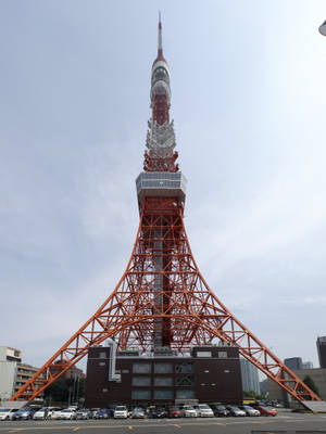 東京塔帶橙色鋼架，蒼白天空下停有汽車。 — 日本 壁紙