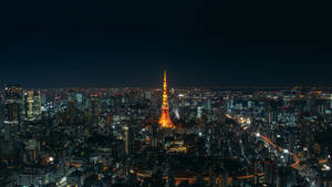 夜晚東京的鳥瞰圖，標誌性的東京塔被照亮。
