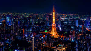 夜晚的東京鐵塔被點亮，周圍環繞著閃爍的城市燈光。 — 城市景觀 壁紙