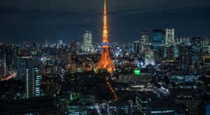 夜晚的東京鐵塔，周圍環繞著閃爍的城市燈光。