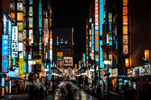 霓虹燈照亮的東京街道夜景，行人雨中撐傘。