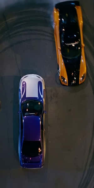 夜間停在瀝青路面上的兩輛高端跑車。