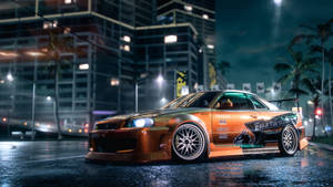 夜間濕漉漉的城市街道上的金色賽車，霓虹燈和棕櫚樹。