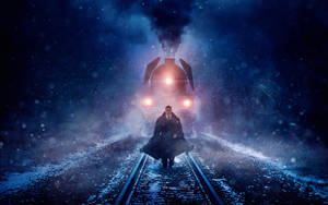 穿外套的男人站在積雪鐵軌上，蒸汽火車在夜間駛近。