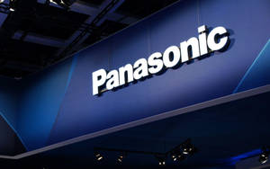 Panasonic標誌在藍色展覽牆上被聚光燈照亮。